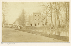 350783 Gezicht op de Rijksstraatweg en de Leidsche Rijn bij de Stadsdam te Oudenrijn uit het oosten; met rechts de ...